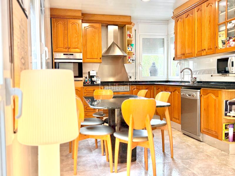 Foto 07cc9399-fee1-4845-9431-1a80a77837c1. Maison avec cheminée chauffage parking piscine dans Tiana