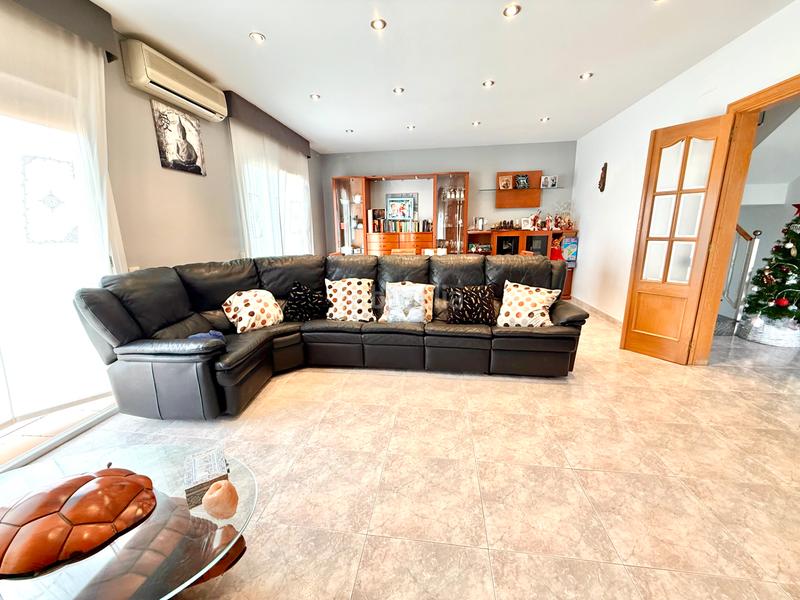 Foto 0be95416-1c59-4cbd-bfd0-4cfb8487e17c. Maison avec cheminée chauffage parking piscine dans Tiana