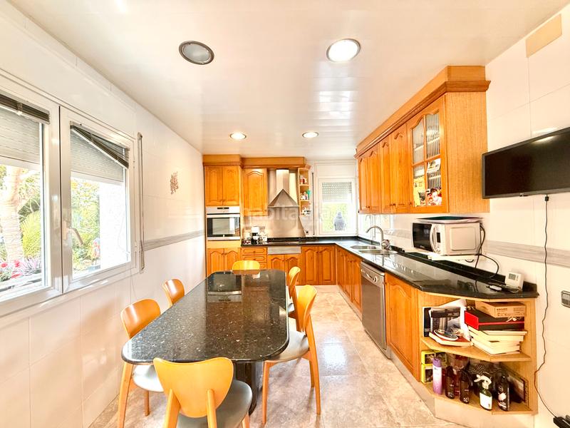 Foto 1c37b8c8-c63e-4b77-914e-c84cf9c97a20. Maison avec cheminée chauffage parking piscine dans Tiana