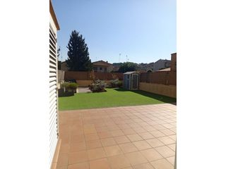 Flat in Roca del Vallès (La). Planta baja 3 habitaciones con gran jardín parking y trastero