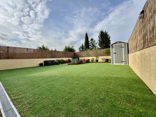 Etagenwohnung in Roca del Vall�s (La). Planta baja 3 habitaciones con gran jard�n parking y trastero