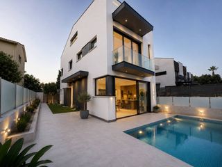 Casa en Santa Susanna. Espectacular casa de obra nueva con piscina y acabados de lujo e