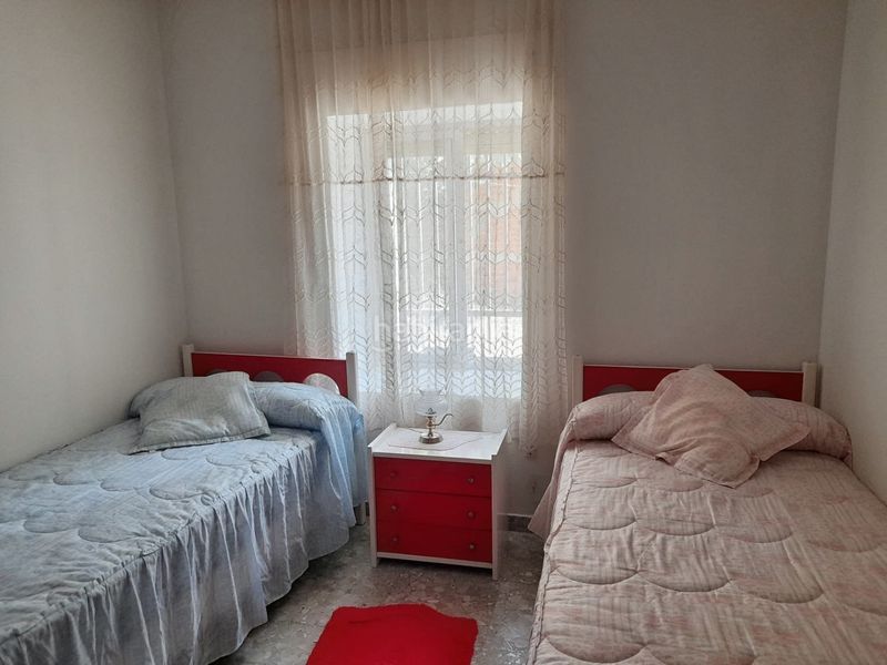 Foto 7042b6ac-7250-4941-b157-d631bd6c89e1. Casa adossada amb xemeneia a Muñogrande