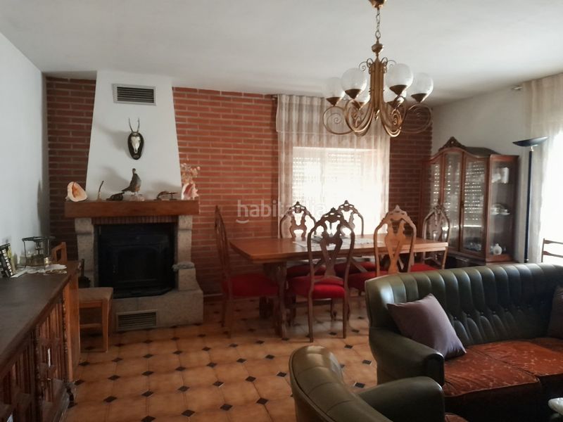 Foto c2d556ce-0dbe-42eb-bc5f-ff58c244bcb0. Casa adossada amb xemeneia a Muñogrande