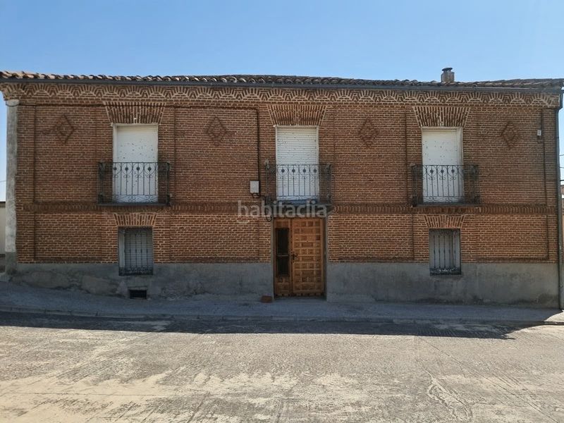 Foto da3610dd-1a30-4287-b2bd-e1648e30954e. Casa adossada amb xemeneia a Muñogrande