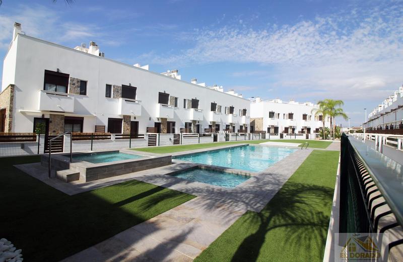 Foto 52bd0013-1f4e-45e2-93c6-86e797b6c157. Chalet avec chauffage parking piscine dans Pilar de la Horadada ciudad Pilar de la Horadada