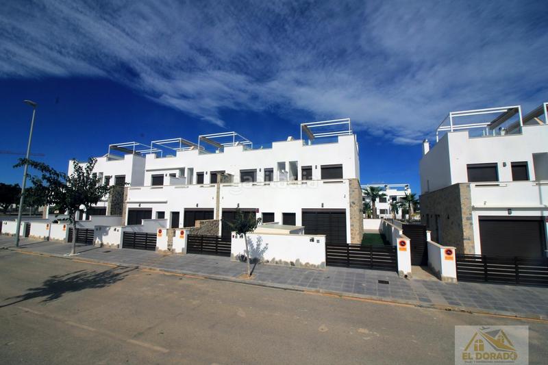 Foto 8c5e1ca4-cda5-4b88-b6e2-d5e7b2390f4e. Chalet avec chauffage parking piscine dans Pilar de la Horadada ciudad Pilar de la Horadada