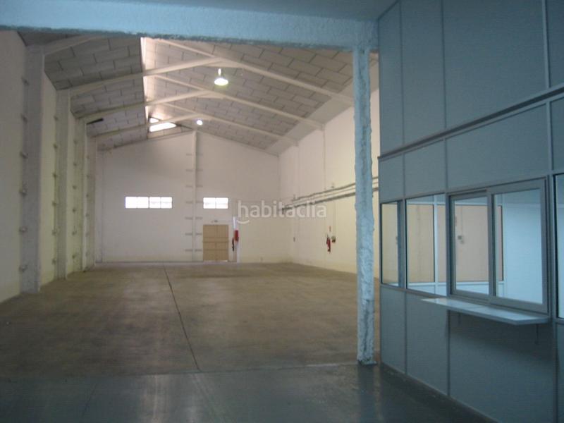 Foto 823bd0fb-1d04-43b8-9708-fde18b77ec94. Rent industrial building in carrer d'occitània 13 in Badalona