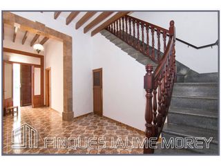 Rent Towny house in Calle passeig de la riba 1. Gran casa de pueblo con patio en muro