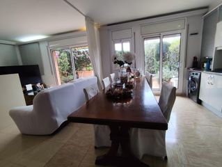 Appartement à Montgat. Planta baja con precioso jardin