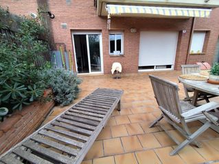 Flat in Montgat. Planta baja con precioso jardin