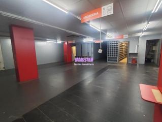 Location Local commercial  Carrer guifre. A pie de calle