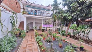 Casa adossada a Sant Crist. Con gran jardin !