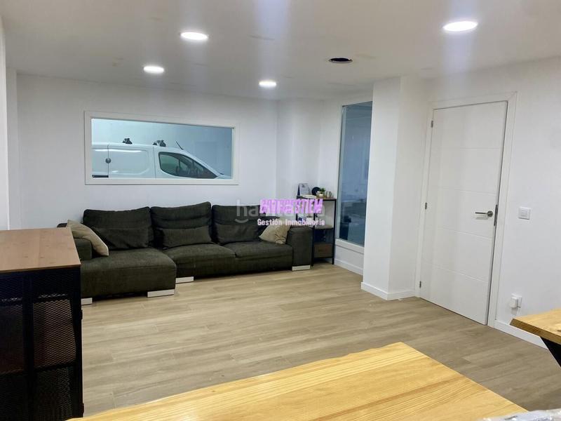 Foto f0075138-d7cc-4d02-95d4-c6a34f69d9d3. Local comercial con aparcamiento para vehiculo en Badalona