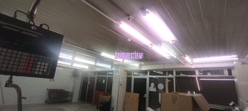 Foto 4484abf5-67ad-49d4-bde6-262a27f03a6b. Alquiler local comercial junto al metro de Gorg en Badalona