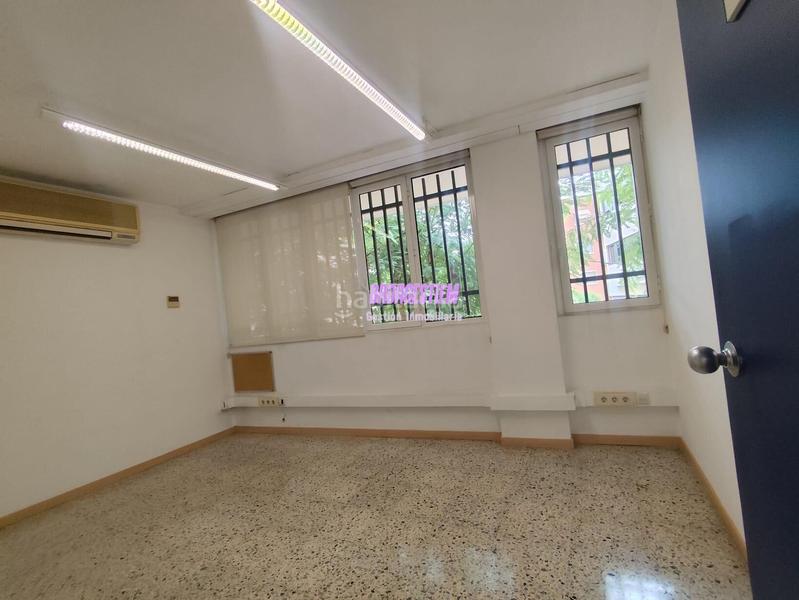 Foto 1911252b-8962-42a8-bd2a-ab5d881ffb00. Local comercial oportunidad única en el centro en Badalona