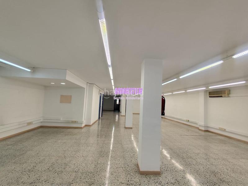 Foto 40fb0bfe-d643-4ab4-b1c9-1f84a0266c92. Local comercial oportunidad única en el centro en Badalona