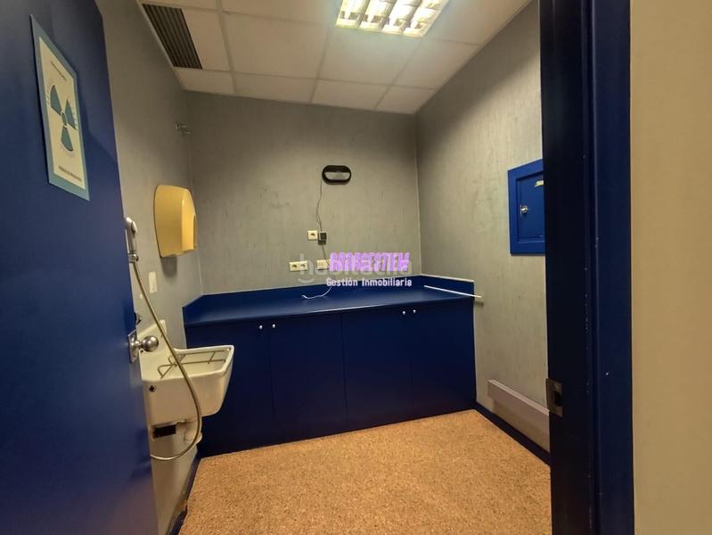 Foto f1eaa5b8-2422-43e2-8cae-221c42f58217. Local comercial oportunidad única en el centro en Badalona