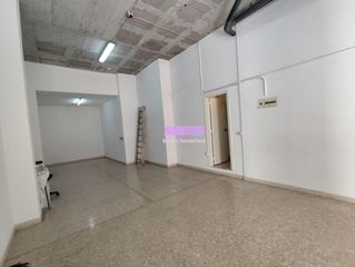 Local Comercial en Artigues. Con salida de humos y entrada de veh�culo