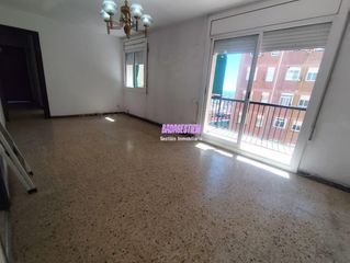 Etagenwohnung in Llefià. Muy luminoso