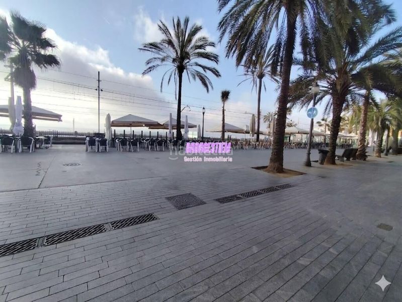 Foto 147d9f2a-43e4-4deb-914c-57d5e6f7e643. Casa adossada a Centre Badalona