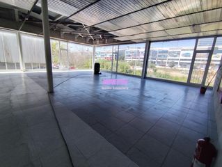 Capannone industriale in Canyadó. Nave esquinera en venta en badalona