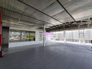 Nave industrial en Canyadó. Nave esquinera en venta en badalona
