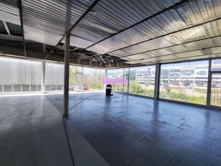 Nau industrial a Canyadó. Nave esquinera en venta en badalona