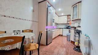 Piso en Gorg. Amplio piso de 4 habitaciones junto metro gorg