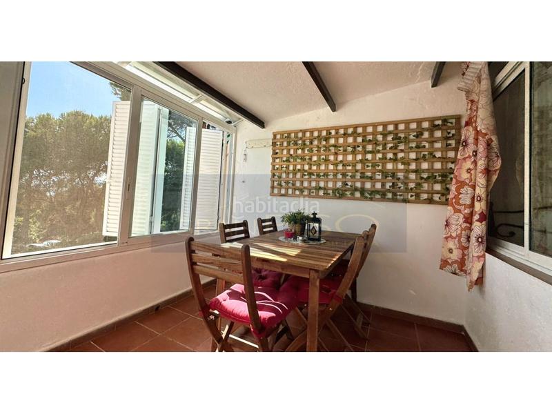 Foto 0fecc897-c7a7-46ba-b503-34275a3c28b6. Dúplex  de 2 habitaciones y licencia turística a 500 metros de la playa en Estepona