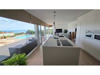 Casa  Urbanizacion invespania (tr). Villa contemporánea con piscina y vistas infinitas al mar, gibra