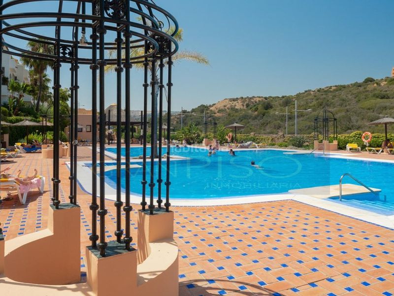 Foto cdafdaf7-5c70-4e8f-bf0f-54318ab05042. Pis amb aparcament piscina a La Duquesa Manilva