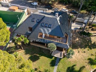 Casa a Calle jordi llimona 17. Villa exclusiva con piscina olmpica