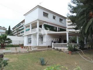 Chalet dans Calle pla de l'era el 11. Casa independiente en cap salou