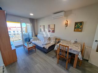 Apartament a Calle penedes del 12. Piso reformado con terraza y piscina en salou