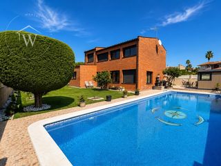 Chalet in Avenida bonavista 6. Chalet individual en el vendrell con amplio jardín y piscina pri