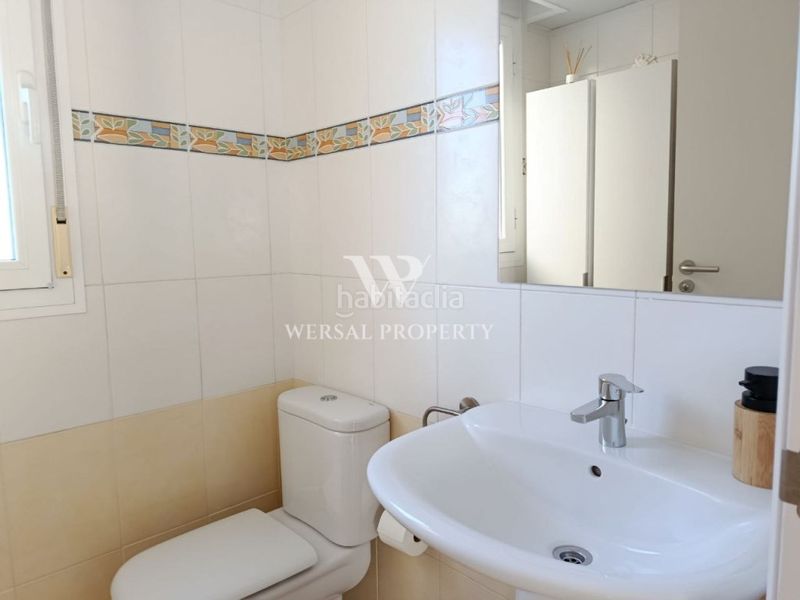 Foto cb2d60cf-7c40-408f-a650-abd3470ce87b. Casa adossada a calle pau casals 24 a Ampolla (L´)