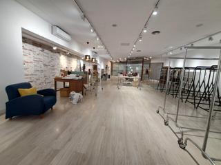 Local commercial  Carrer d'antoni asens. Amplio local comercial en venta