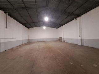 Nau industrial a Travessia barcelona 7. Se venden 2 almacenes de 198 m² cada uno.