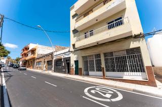 Pis a Calle de arafo 40. Céntrico local con licencia de cambio de uso en calle arafo, 40