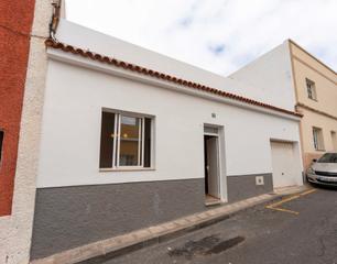 Casa adossada  Calle la montaña 37. Hogareña casa de una sola planta con dos habitaciones, patio y t