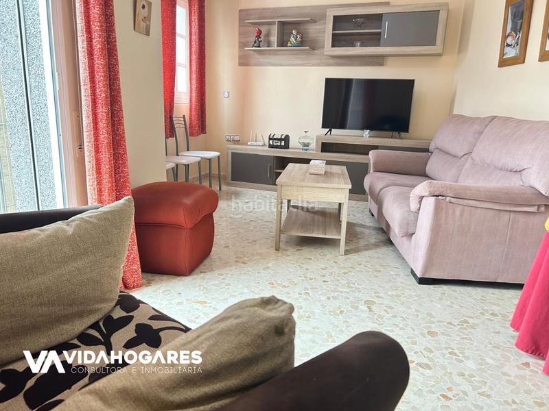 Foto 0f3157d1-8034-405b-ae23-4ccec475cff7. Piso esta vivienda evoca tranquilidad y familia, yo ya me estoy imaginando ir al centro andando en tan solo 5 minutos, pero aún mejor i en Rota
