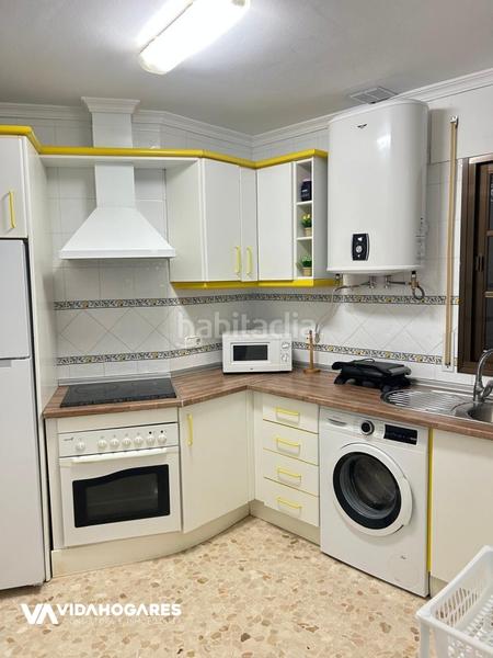 Foto e394148d-8178-4a00-9707-b1bbf17314a6. Piso esta vivienda evoca tranquilidad y familia, yo ya me estoy imaginando ir al centro andando en tan solo 5 minutos, pero aún mejor i en Rota