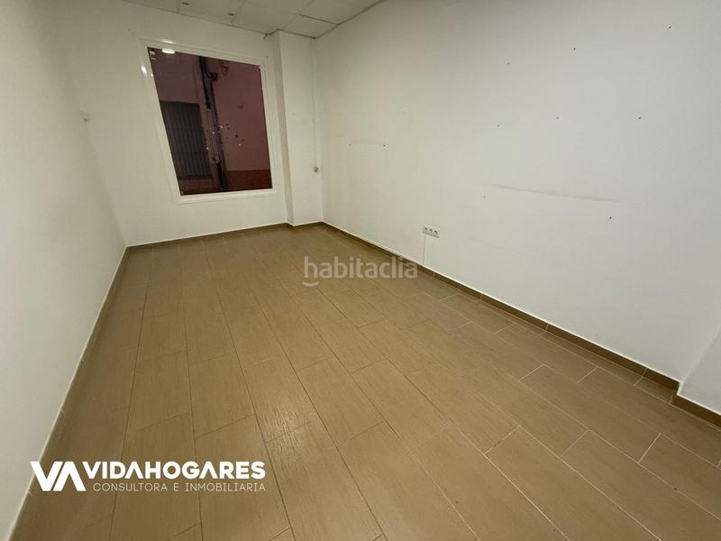 Foto b923dfd7-32b1-4f56-afd1-feed4a5d4aa8. Local comercial atención, atencion a los valientes emprendedoreseste local comerciales caracterizado por los espacios abiertos que dispone, le pro en Rota