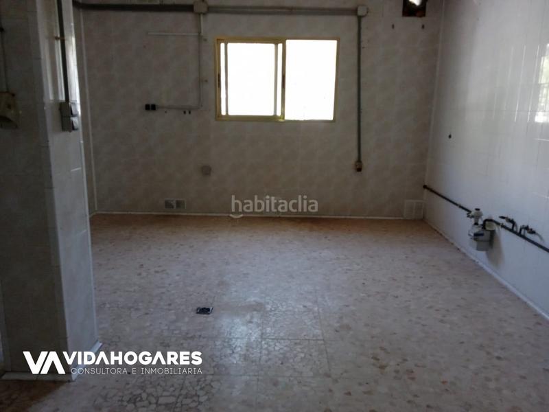 Foto a7edd94b-3efb-4177-9d24-4190c0380149. Local comercial este encantador local de aproximadamente 80 metros cuadrados se encuentra estratégicamente ubicado en una zona donde hay un paso en Rota