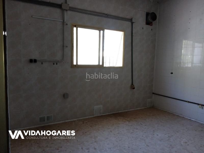 Foto dc6c1d24-76c1-4feb-a6ce-794ddcf0e8e7. Local comercial este encantador local de aproximadamente 80 metros cuadrados se encuentra estratégicamente ubicado en una zona donde hay un paso en Rota