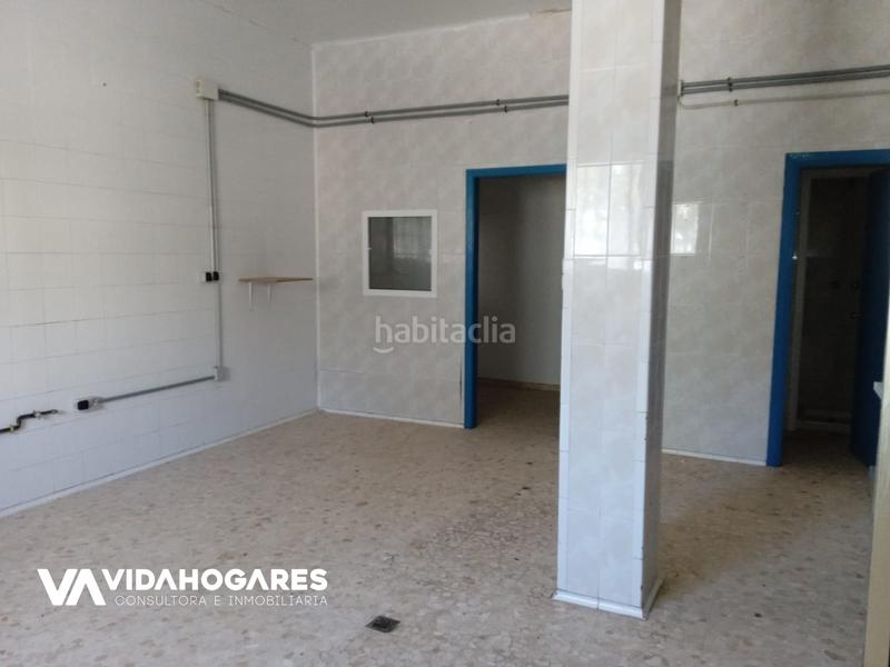 Foto dfc6dde3-de42-4695-891d-cd2881cf4126. Local comercial este encantador local de aproximadamente 80 metros cuadrados se encuentra estratégicamente ubicado en una zona donde hay un paso en Rota