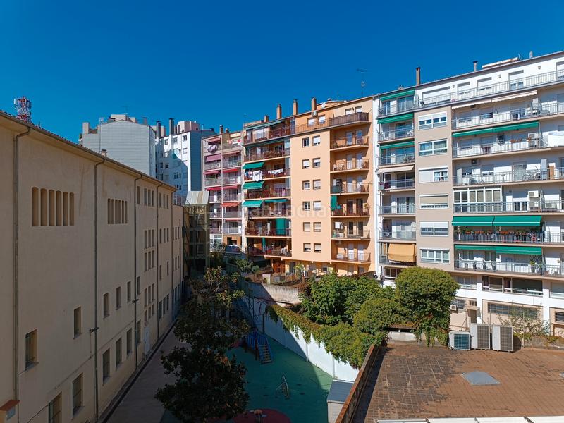 Foto 3c7d5a0d-3df1-45cc-8249-9d7d3fecd305. Flat with fireplace heating parking in Eixample Nord Girona