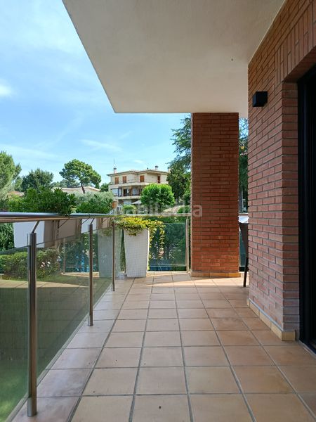 Foto 14d3f908-8e9c-4c1f-ae69-19e3994a71ab. Casa adossada amb xemeneia calefacció aparcament piscina a Girona