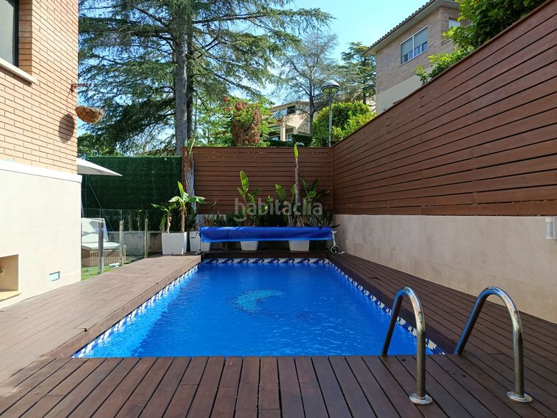 Foto 3ed99e8d-c8a6-4ba9-9ed2-85250636266d. Casa adossada amb xemeneia calefacció aparcament piscina a Girona